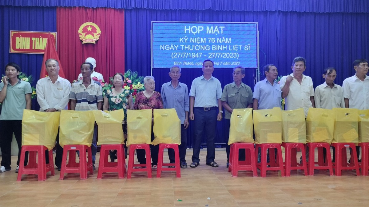 Tặng quà cho GĐ TBLS